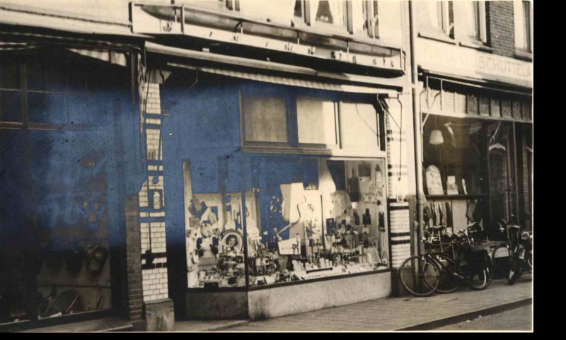 Burgemeesterstraat Nr. 11, parfumerie Heimann 1953.jpg