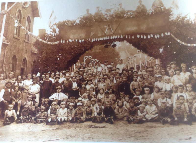 Oranjestraat De Krim ereboog. Dit was ter ere van het bezoek van Koningin Wilhelmina, prins Hendrik en prinses Juliana op 2 sept. 1929 aan Enschede brachten..jpg