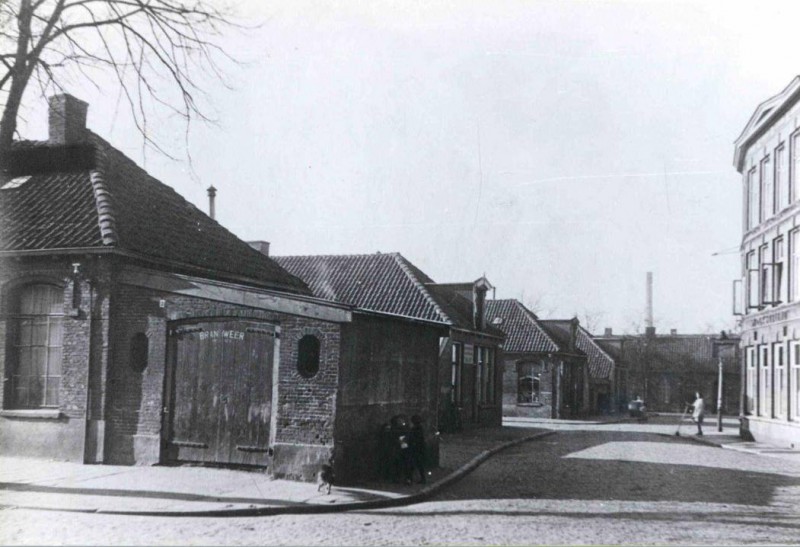 Diezerstraat, de nog oudere brandweerkazerne. Linksvoor Mauritsstraat en linksachter Frederik Hendrikstraat. Rechts het volkskoffiehuis, op de achtergrond de Krim en links de brandweer.1929.jpg