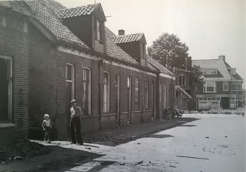 Lindelaan achtergrond winkelpanden hoek Borneostraat en Beltstraat.jpg