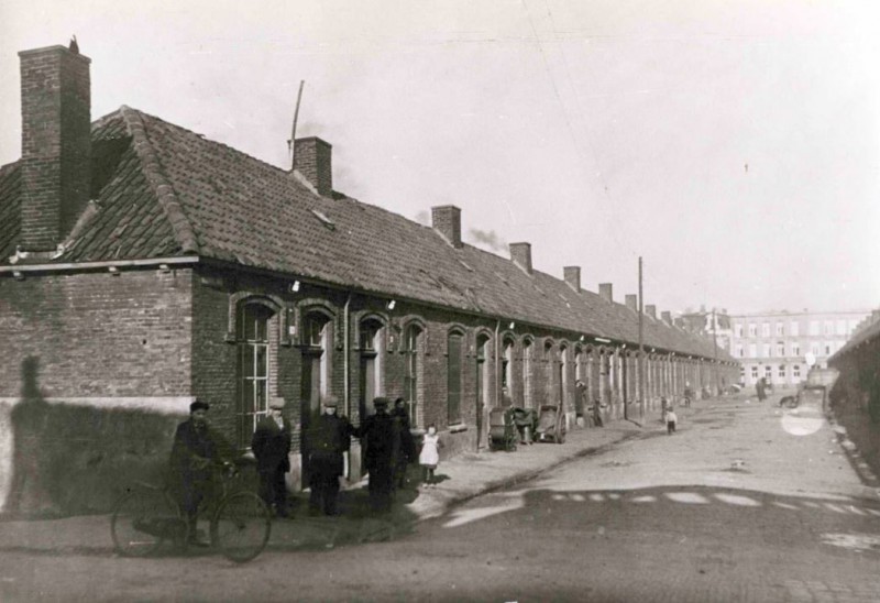 Lindelaan richting Diezerstraat; op de achtergrond het volkskoffiehuis. De Krim 1930.jpg