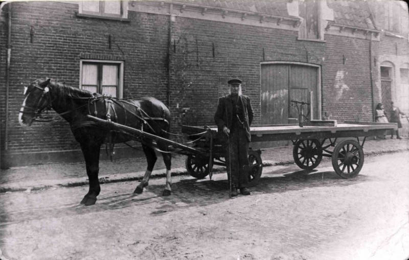 Lindelaan, hoek Mauritsstraat; paard en wagen met Graats Wiggers, De Krim 1930.jpg