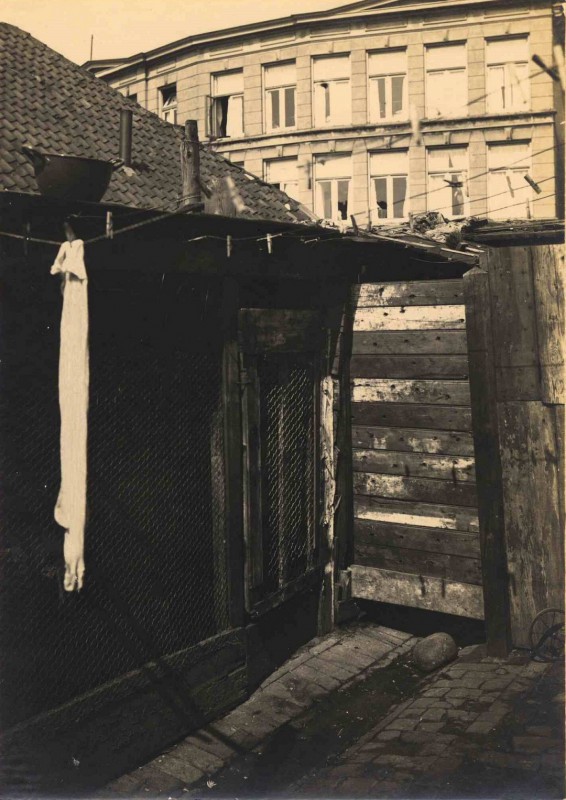 Frederik Hendrikstraat 1930 Achter woningen in De Krim, hoek Diezerstraat. Op de achtergrond het volkskoffiehuis..jpg