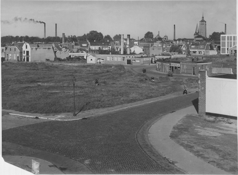 Berkenkamp 1946 Met gezicht op de Ledeboerstraat.jpg