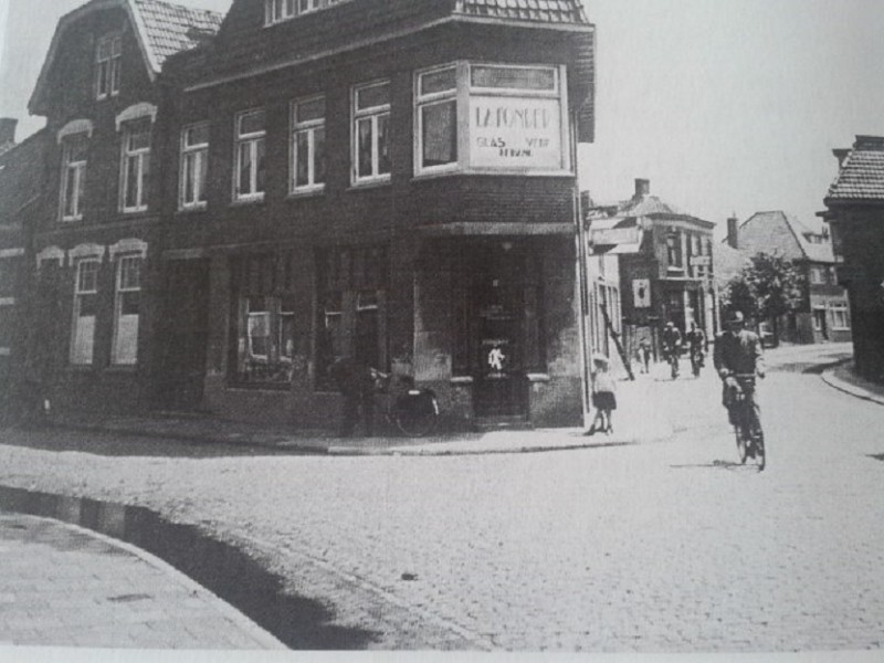 berkenkamp op de hoek met de beukinkstraat de omgeving is als gevolg van bombardementen geheel van de aardbodem verdwenen nu loop hier de Boulevard 1945.jpg