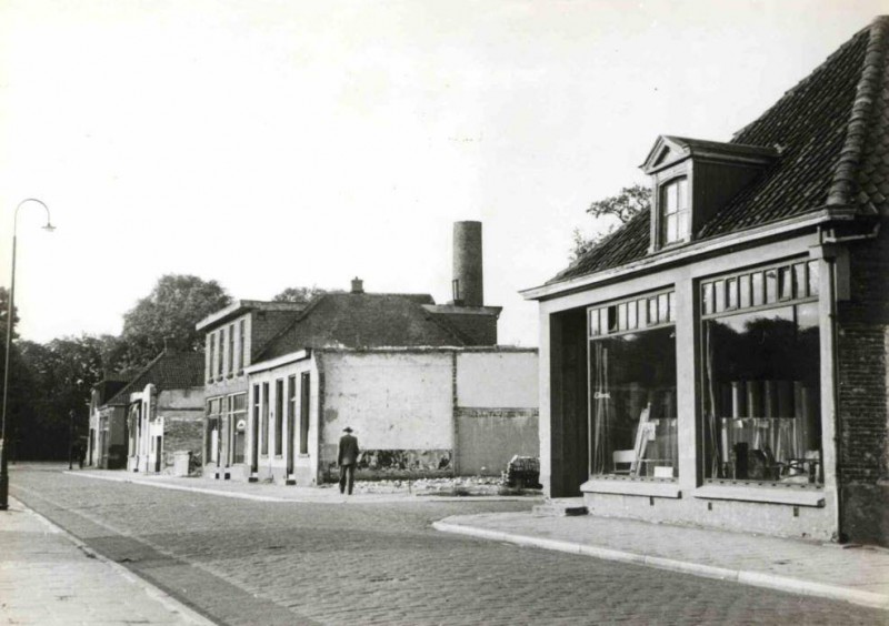 Oranjestraat met rechts de Nassaustraat in de buurt De Krim, met zicht op een aantal panden dat afgebroken gaat worden. juli 1954.jpg