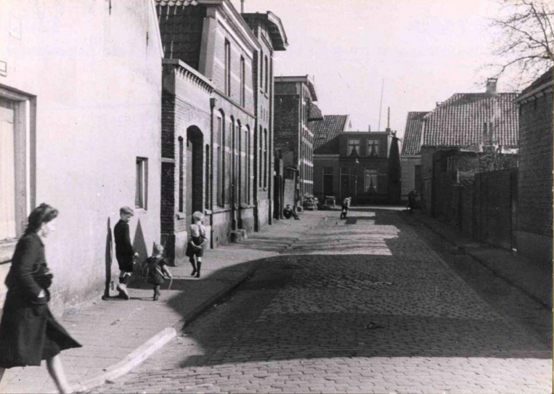 Nassaustraat vanaf de Oranjestraat richting Mooienhofstraat De Krim 1943.jpg
