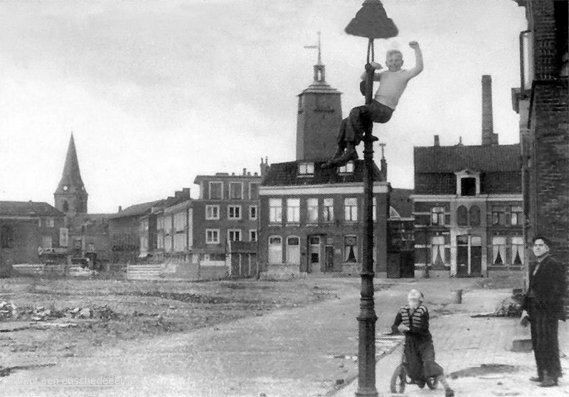 Mooienhofstraat naar de Willemstraat, links achter de in aanbouw zijnde Raadhuisstraat.jpg