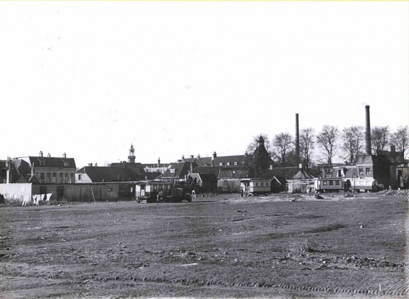 De Krim 1952 richting C.F. Klaarstraat met het Gemeentelijk Lyceum en links het torentje van het politiebureau aan de Haaksbergerstraat.jpg