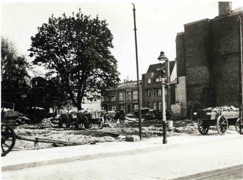 Langestraat april 1930 Voorbereiding bouw nieuwe stadhuis, afvoeren van puin.jpg