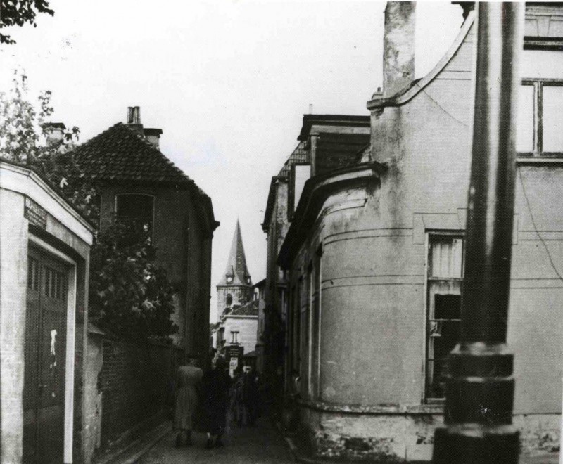 Knijphoeksteeg 1939. Steegje dat vanaf de Zuiderhagen tot de Markt loopt.jpg