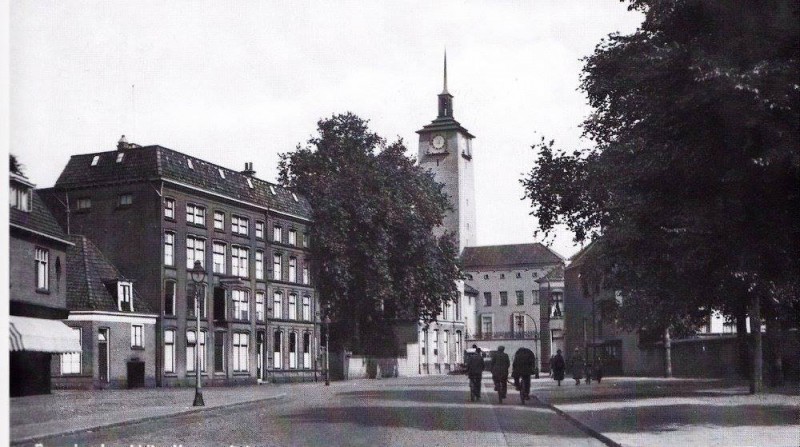 Windbrugplein Van Loenshof met het pakhuis van Jannink waarin later een rijwielstalling 1937.jpg
