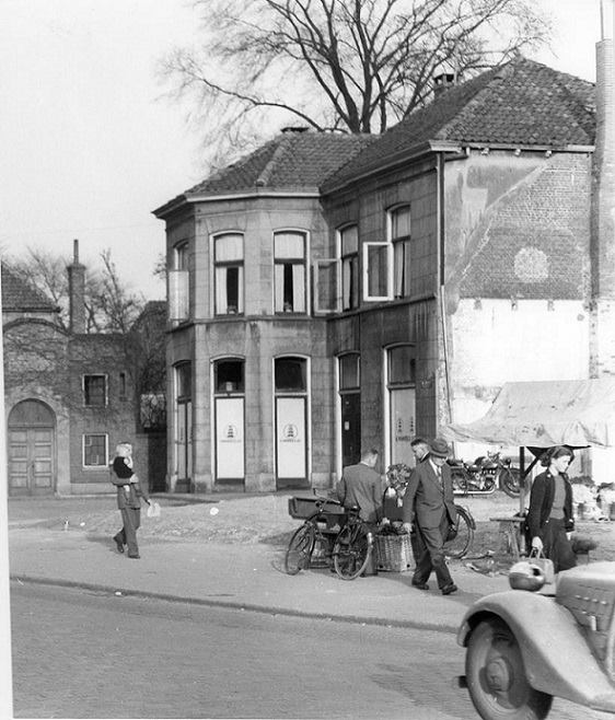 van Loenshof gelegen tussen de Langestraat, de Kerkgang en het Windbrugplein.jpg