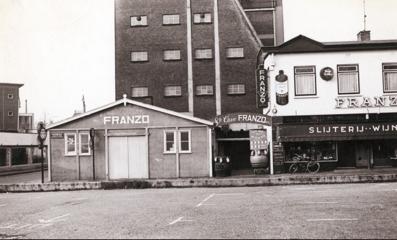 Pijpenstraat 1970 Hoek Beltstraat met slijterij Franzo en daarachter het Belthoes.jpg