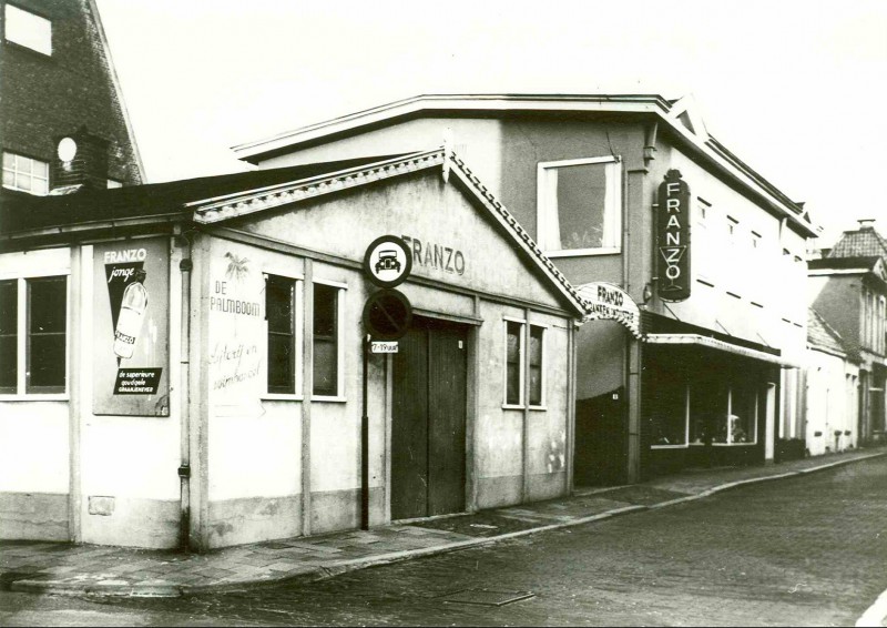 Pijpenstraat 1965 Slijterij Franzo De Palmboom.jpg