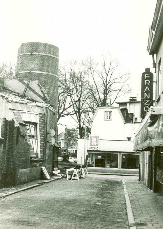 Pijpenstraat, Sloop textielfabriek Jannink,  rechts wijnhandel en slijterij  Franzo, 1965.jpg
