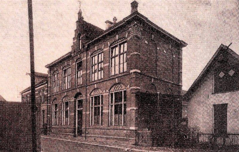 Schoolstraat. Het was ongeveer op de plaats waar later de Hermesflat stond..jpg