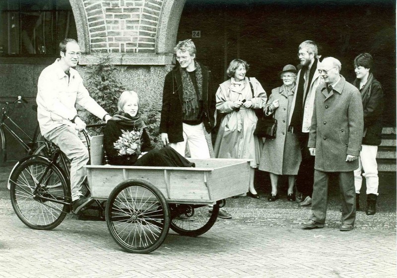 Langestraat april 1985 Bruidspaar met bakfiets voor het stadhuis.jpg