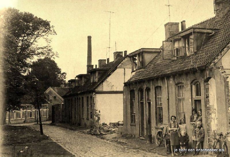 Overschot . Op de achtergrond de Veenstraat...met de welbekende afdakswoningen.....jpg