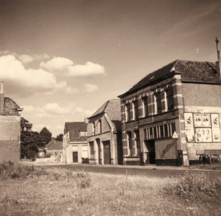 Beukinkstraat juli 1955 Woon- winkelpand vanaf midden, richting kruispunt Kortelandstraat Brinkstraat.jpg