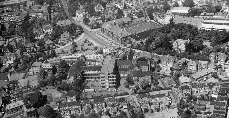 de Ruyterlaan ziekenhuis Stadsmaten, Hogere Textielschool luchtfoto.jpg