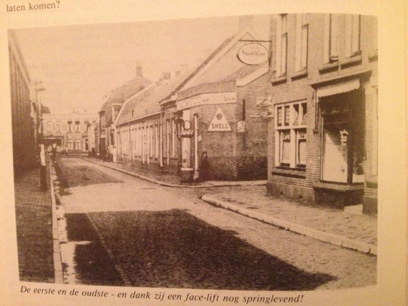 Koningstraat Dat straatje rechts was het laatste veldkeienstraatje in Enschede de Korte Getfertstraat.jpg