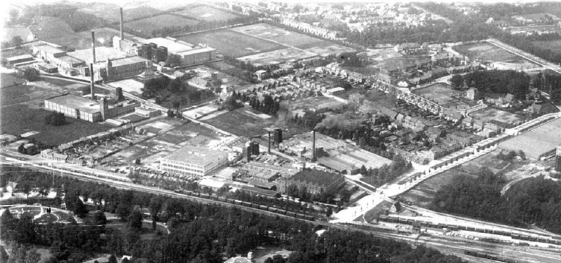 Bekkummerweg later Spoordijkstraat luchtfoto spinnerij Tubantia. woonwagenkamp.jpg