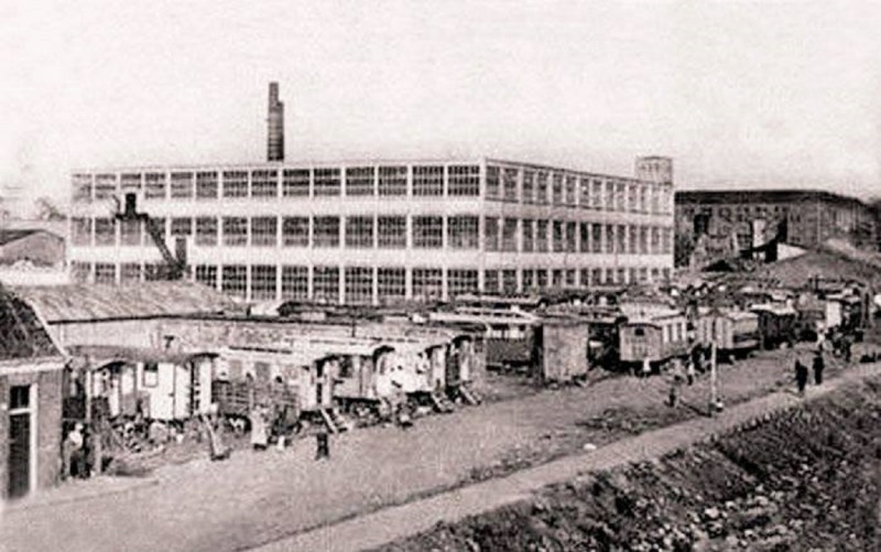 Bekkummerweg later Spoordijkstraat spinnerij Tubantia met woonwagens.jpg