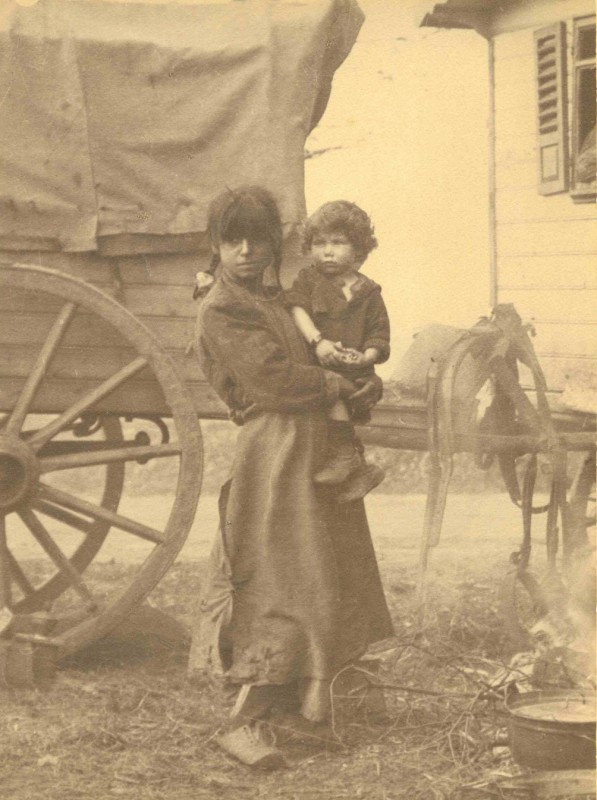 woonwagen 1930 Omgeving Enschede, zigeunervrouw met kind.jpg