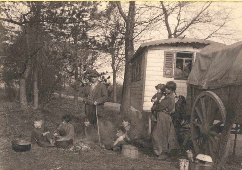 Woonwagen 1930 Omgeving Enschede, zigeuners aan het eten koken bij woonwagen.jpg