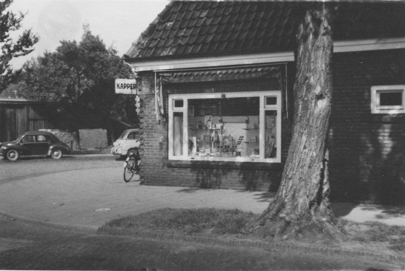 Margrietstraat hoek Ribbeltsweg (vroeger Korenstraat) kapperszaak Theo Pahlplatz.jpg