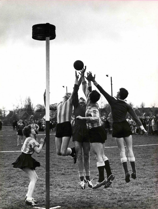 G.J. van Heekstraat 1960 Aktiefoto bij de korf - Rigtersbleek - DOS.jpg