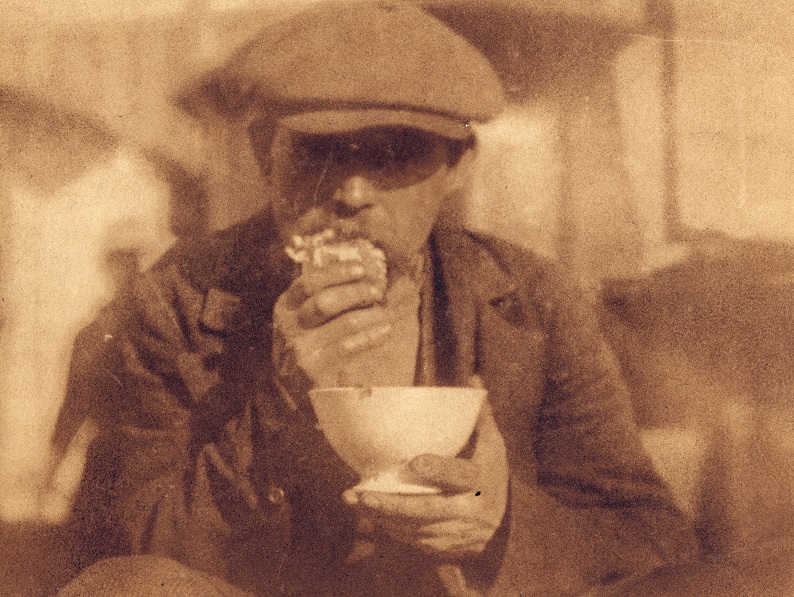 Bekkummerweg later Spoordijkstraat 1930 Arbeider Jan Caroussel die soep aan het eten is op het woonwagenkamp..jpg