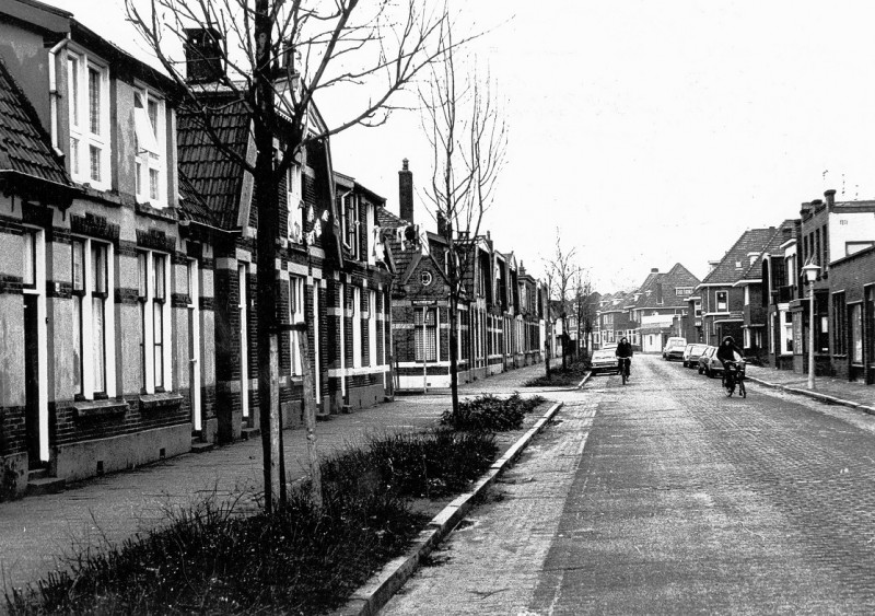 Sumatrastraat kijkende richting de Kuipersdijk met aan de linkerkant de Billitonstraat.jpg