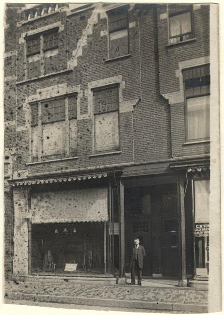 Haaksbergerstraat  9 rechts banketbakker G.W. Vonderhorst (nu Korte Haaksbergerstraat).jpg