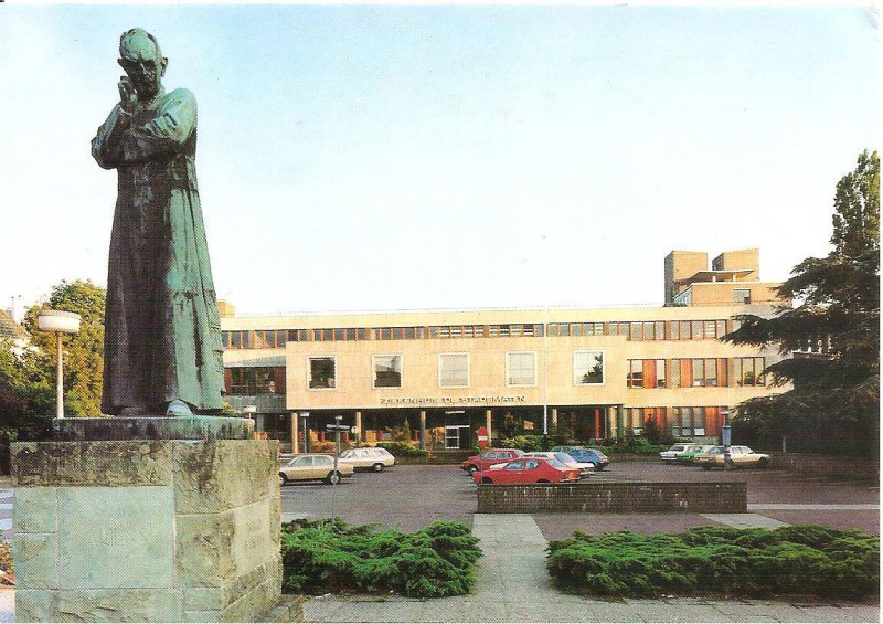 Ariensplein ziekenhuis Stadsmaten en Ariensmonument.jpg