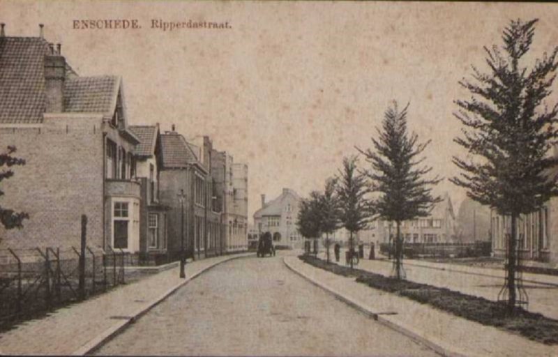 Ripperdastraat rechts rijtje afdakswoningen genaamd Jeruzalem vroeger Bremmeleweg.jpg