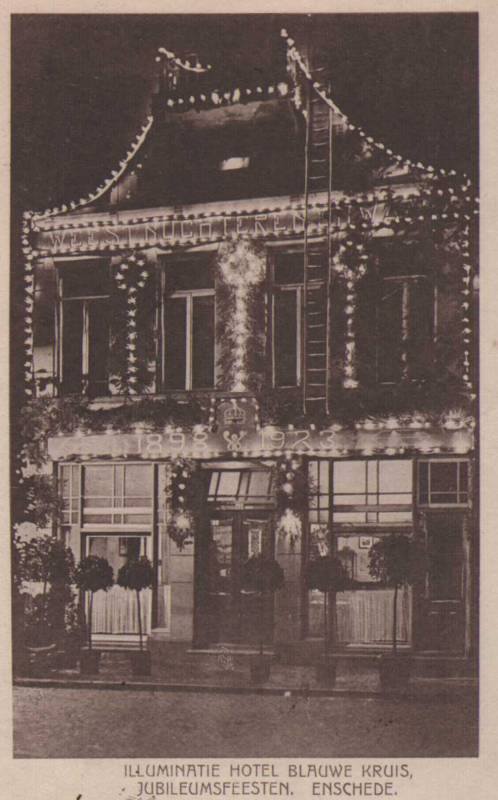 Markt Hotel Het Blauwe Kruis bij nacht. later Atlanta en nu Paddy's.jpg