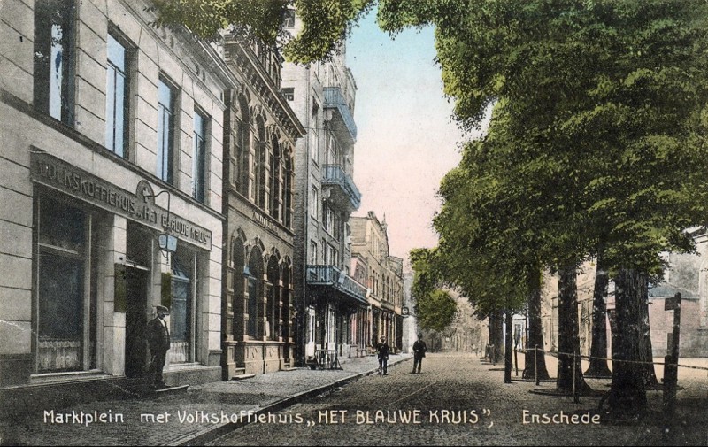 Markt Rechts de Jacobs kerk of ook wel de grote kerk met op de achtergrond de Haverstraat links het Volkskoffiehuis Het Blauwe Kruis aan het Marktplein omstreeks 1915..jpg