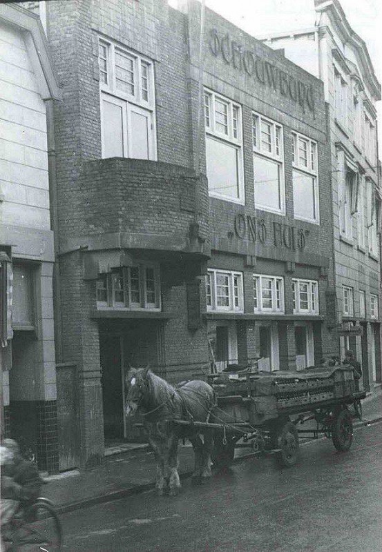 Oldenzaalsestraat schouwburg Ons Huis en kantoorgebouw Coop. Tot steun in de strijd. paard met wagen in ruststand.jpg