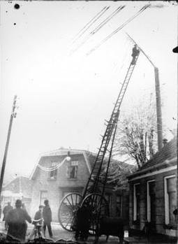 Adriaan Friesendorp  Werkzaamheden aan elektriciteitsnet, Enschede (1910).jpg