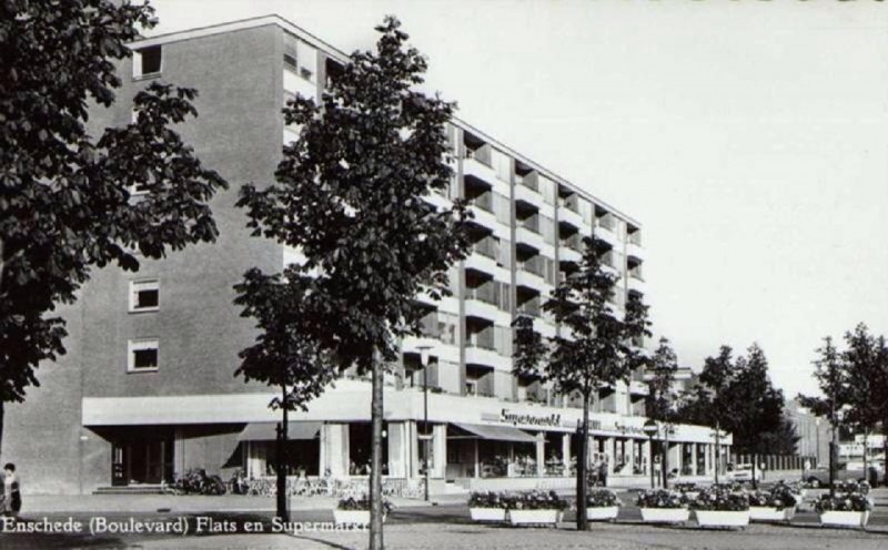 Boulevard hoek Oldenzaalsestraat flats en supermarkt.jpg