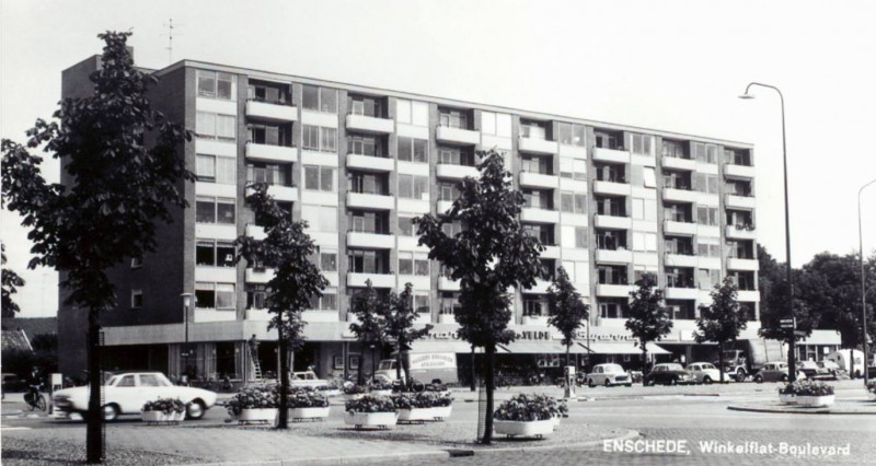 Boulevard hoek Oldenzaalsestraat supermarkt v.d. Velde.jpg