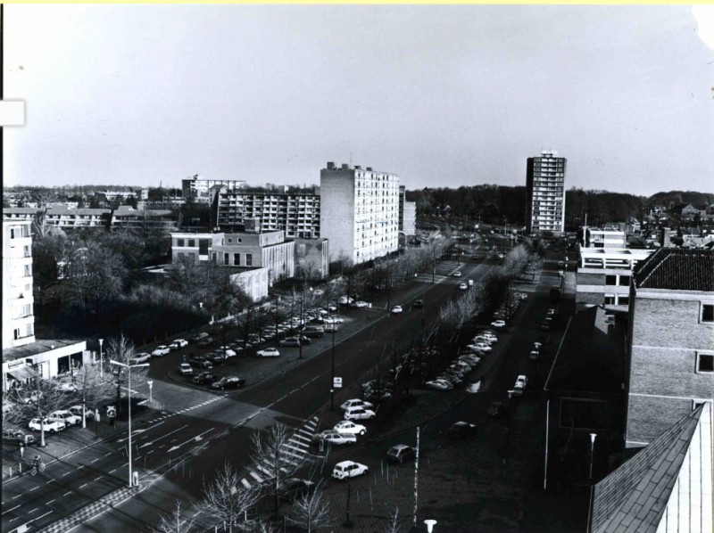 Boulevard 1945 in richting Gronau met Koelink aan de linkerkant en rechts de Enniaflat dec.1976.jpg