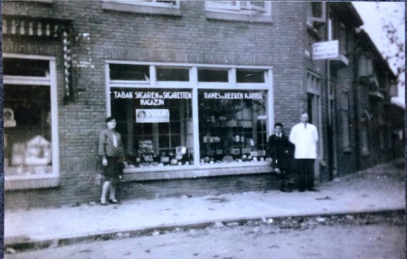 Veenstraat 262 nu Heutinkstraat, hoek Hogelandsingel.vroeger tabakszaak Meijer nu is er een ijssalon.jpg