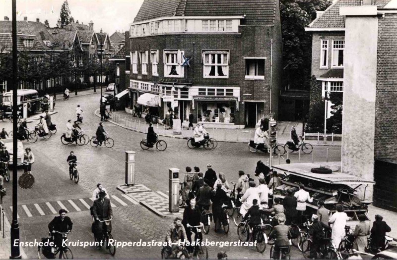 Haaksbergerstraat  hoek Ripperdastraat 't Hoen. 1963.jpg