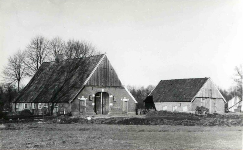 Korhaanweg Zicht op achterzijde boerderij van B.J. Grondman. nov. 1940.jpg