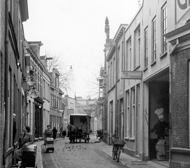 Walstraat midden links Beeld & Aambeeld daarna De Tor nr 19-21.jpg