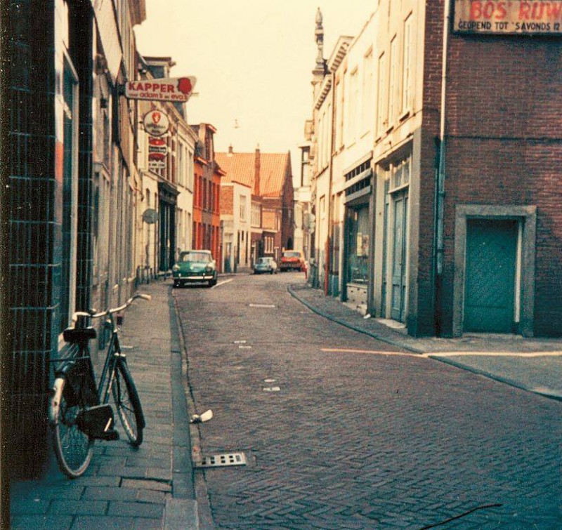 Walstraat Links een uithangbord van een kapper.jpg