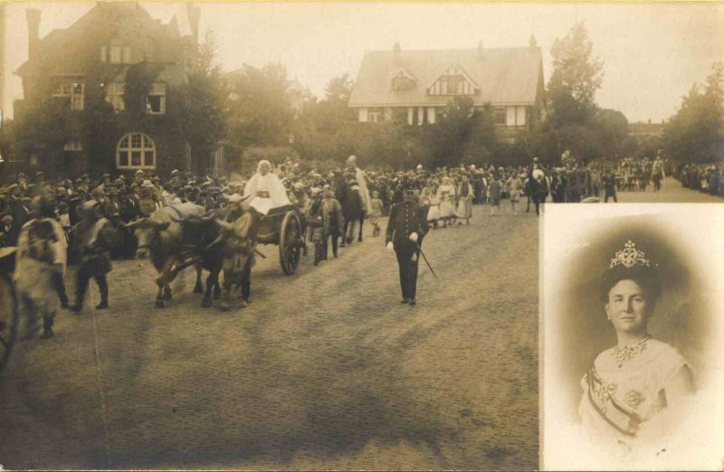 De Ruyterplein 1923 Optocht t.g.v. 25 jr. regering Koningin Wilhelmina. Links de burgemeesterswoning, rechts een inzet portretfoto van de koningin.jpg